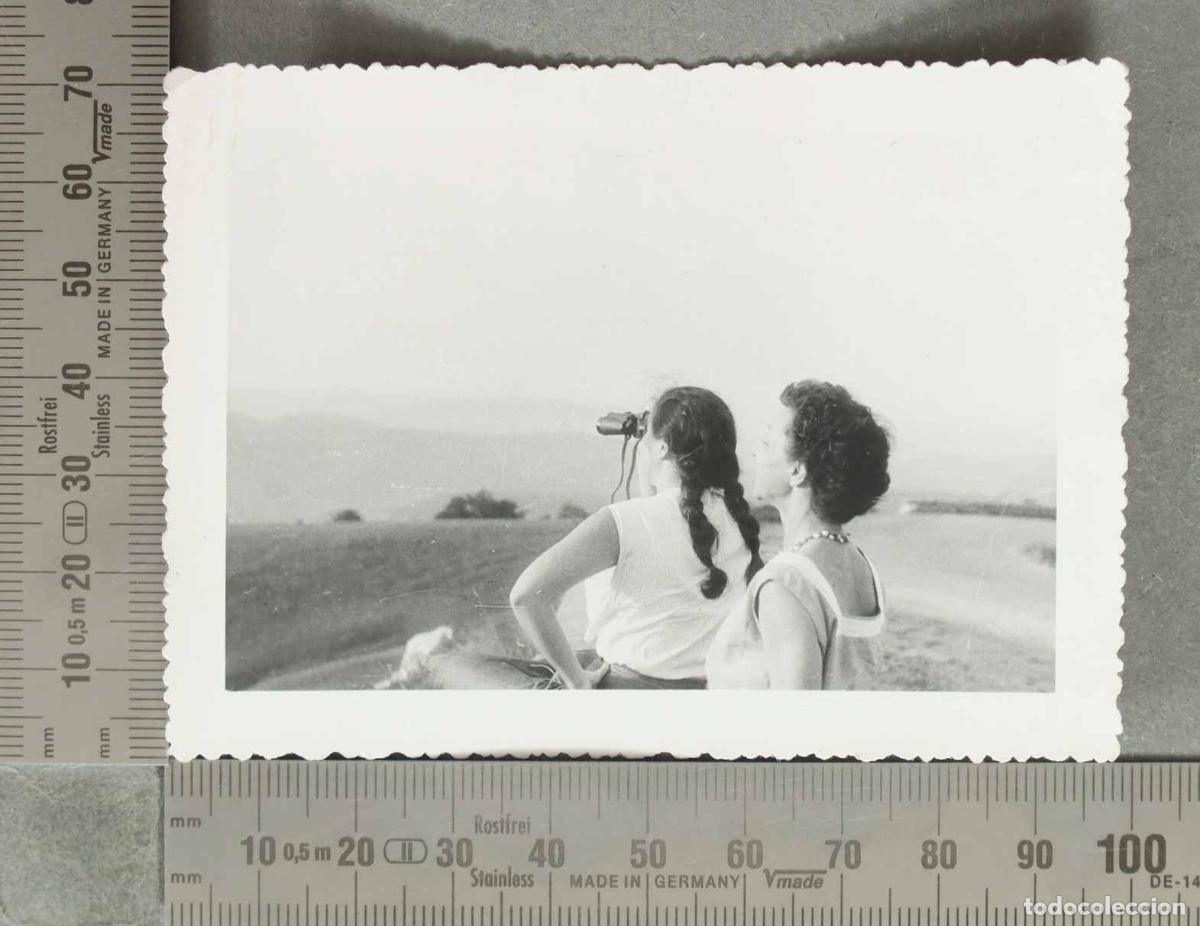 Fotograf&iacute;a antigua: FOTOGRAFIA. Mujeres con prism&aacute;ticos mirando el paisaje HACIA 1960
