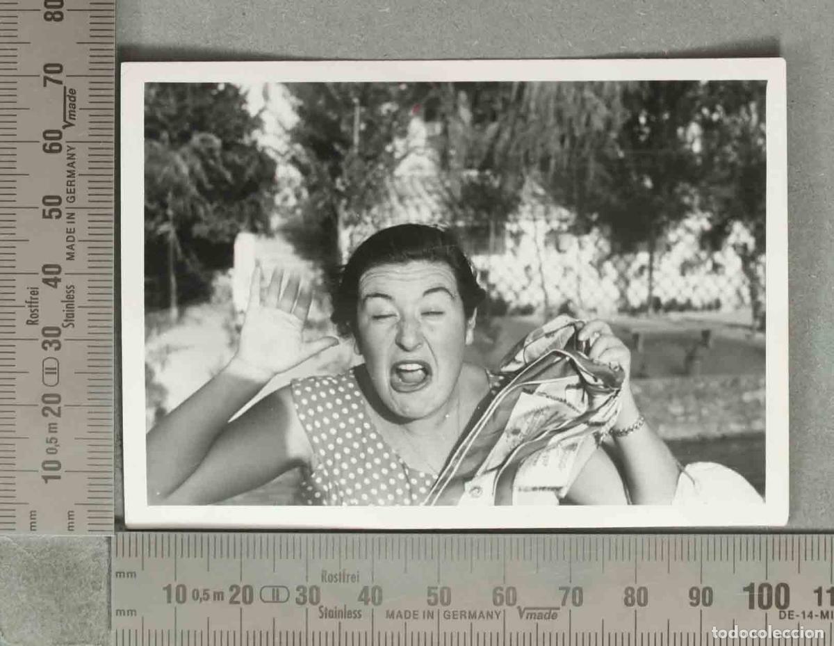 Fotograf&iacute;a antigua: FOTOGRAFIA. Mujer haciendo burla. EL CERRO 1955