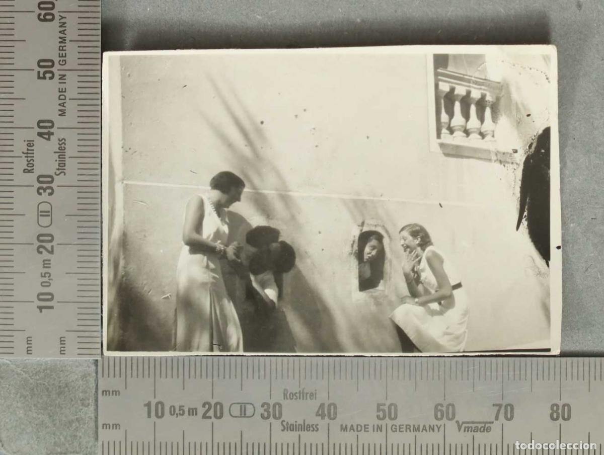 Fotograf&iacute;a antigua: FOTOGRAFIA. JOVENES RONDANDO A MUJERES DESDE VENTANAS. HUESCA 1921