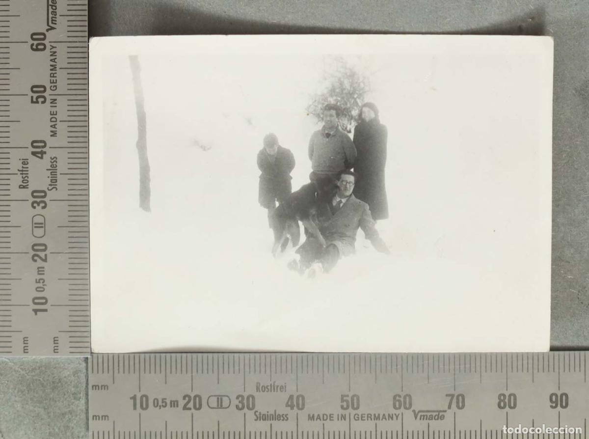Fotograf&iacute;a antigua: FOTOGRAFIA. GRUPO EN LA NIEVE. CON PERRO HUESCA 1932