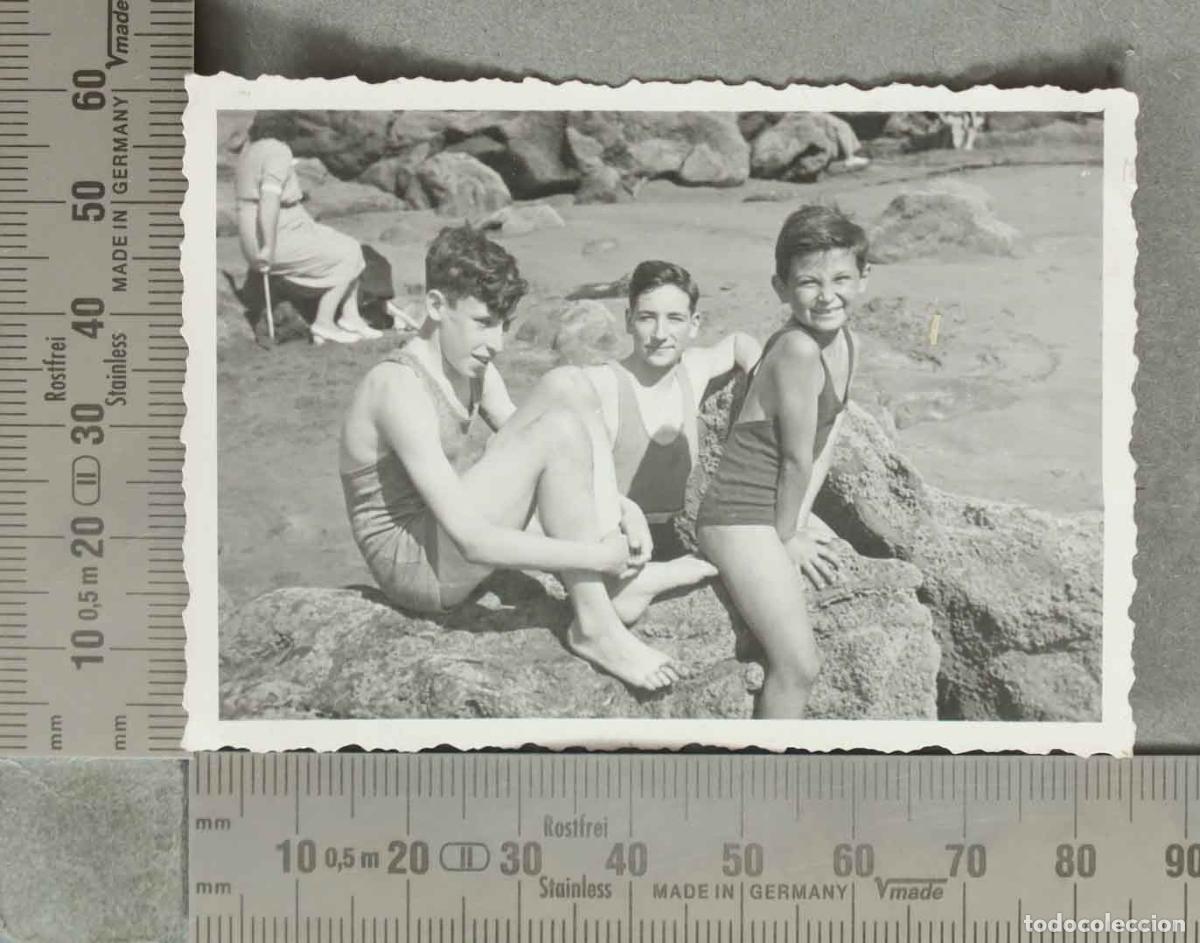 Fotograf&iacute;a antigua: FOTOGRAFIA. Ni&ntilde;os y adolescentes en la playa HACIA 1950