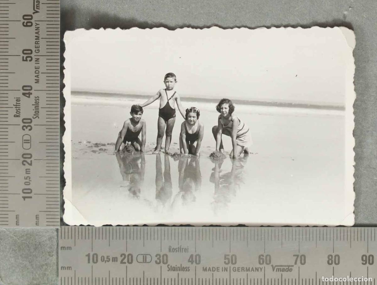 Fotograf&iacute;a antigua: FOTOGRAFIA. Ni&ntilde;os jugando en la playa - HACIA 1950