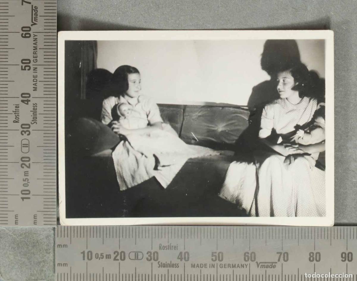 Fotograf&iacute;a antigua: FOTOGRAFIA. Dos ni&ntilde;as sentadas en un sof&aacute; con mu&ntilde;ecas HACIA 1950