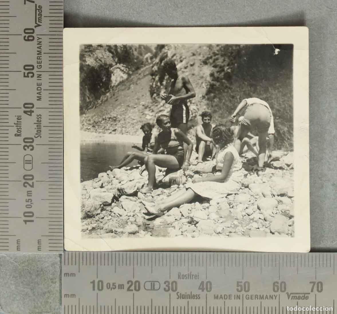 Fotograf&iacute;a antigua: FOTOGRAFIA. Grupo de personas ba&ntilde;&aacute;ndose en el r&iacute;o HACIA 1930