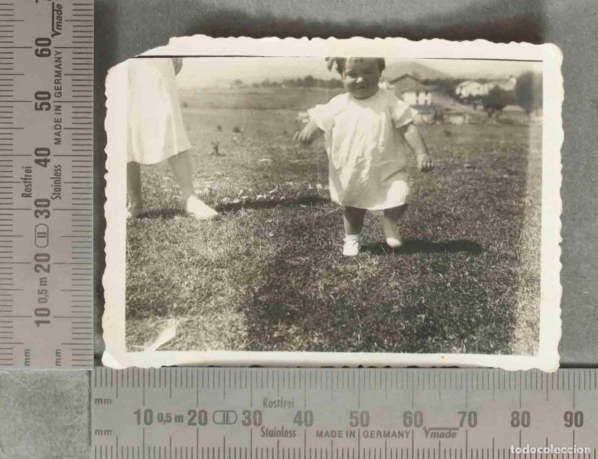 Fotograf&iacute;a antigua: FOTOGRAFIA. Beb&eacute; dando sus primeros pasos EN CAMPO HACIA 1940