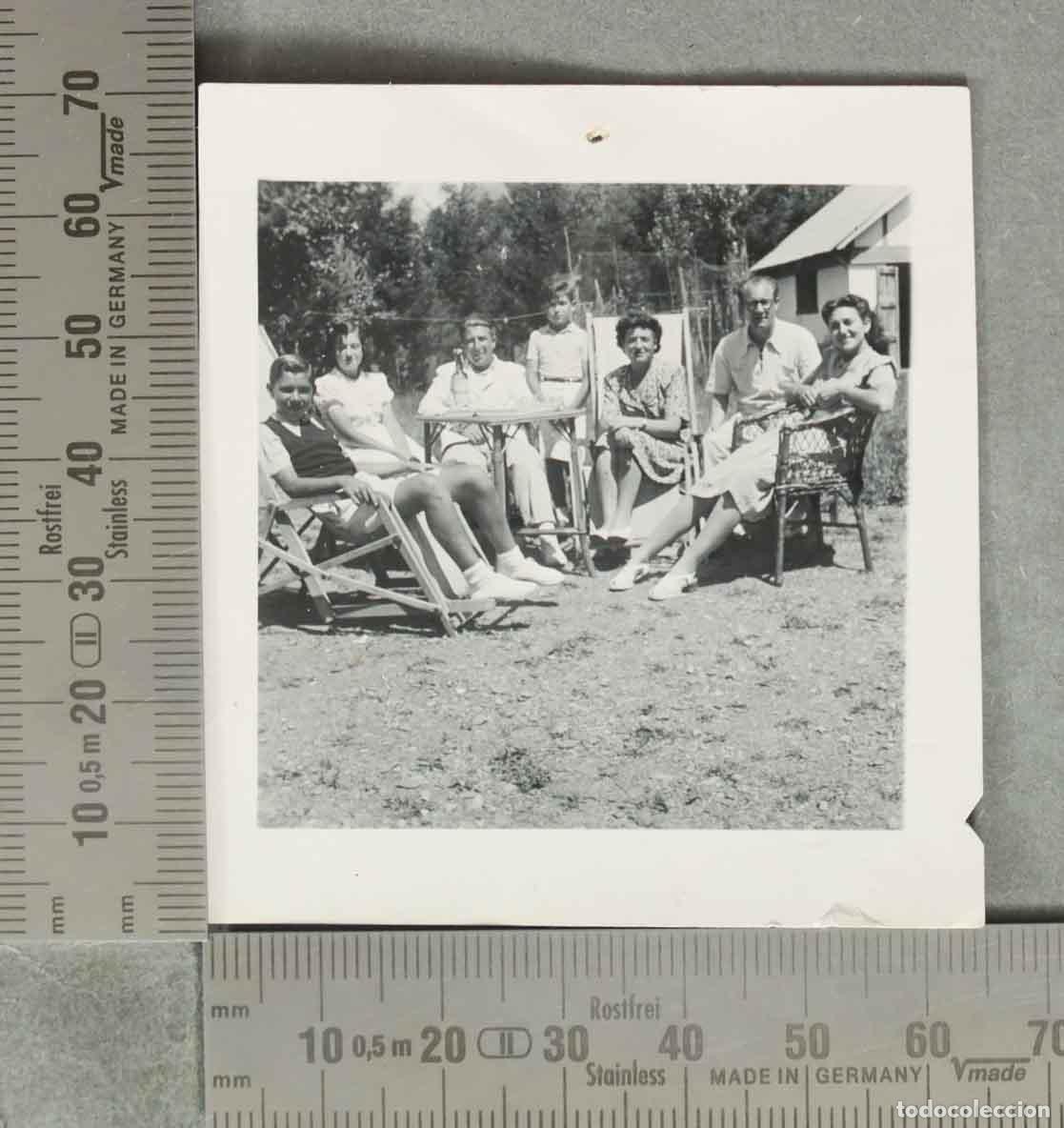 Fotograf&iacute;a antigua: FOTOGRAFIA. Familia sentada en sillas de jard&iacute;n BENASQUE HACIA 1940