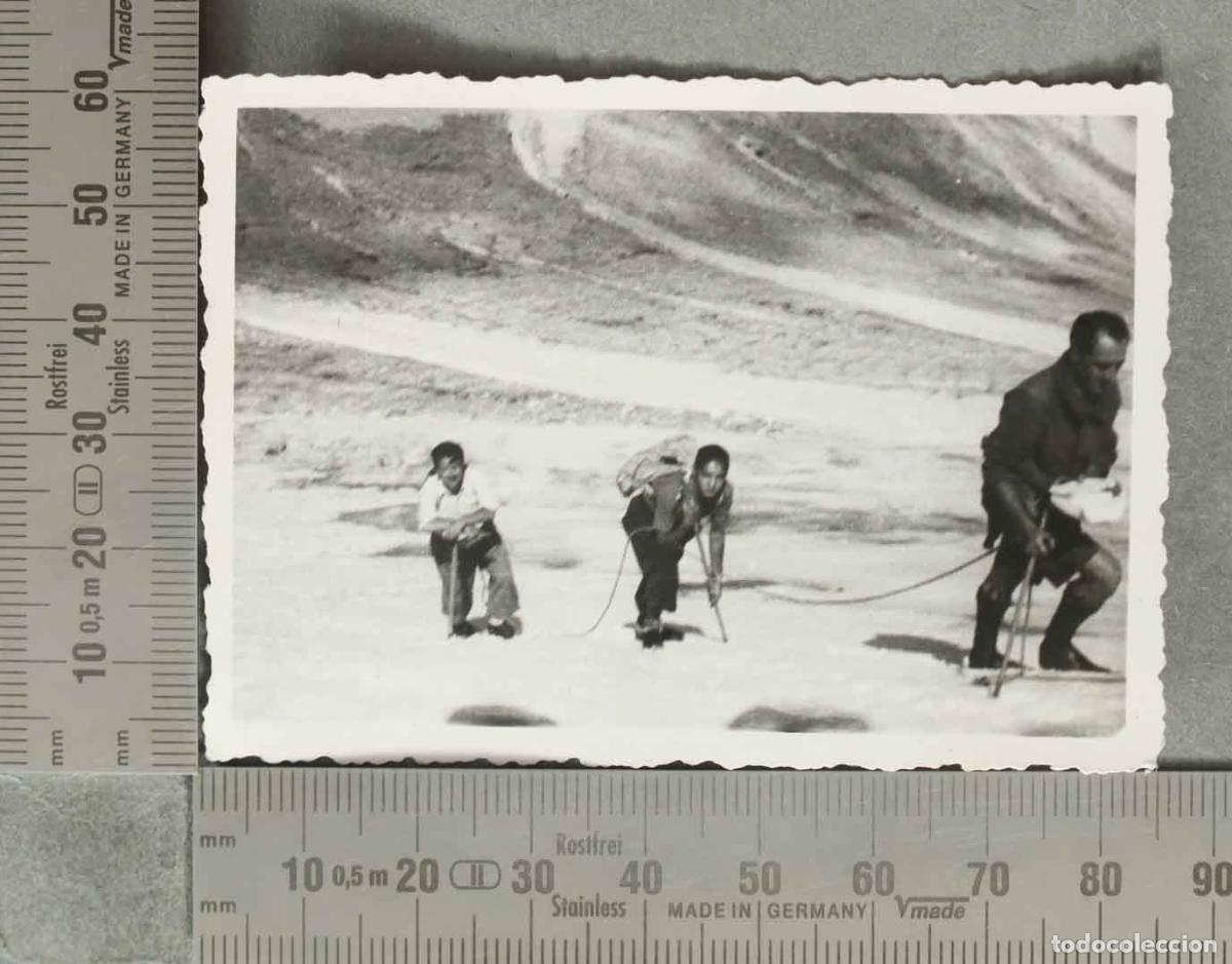 Fotograf&iacute;a antigua: FOTOGRAFIA. monta&ntilde;istas subiendo pendiente nevada HACIA 1940