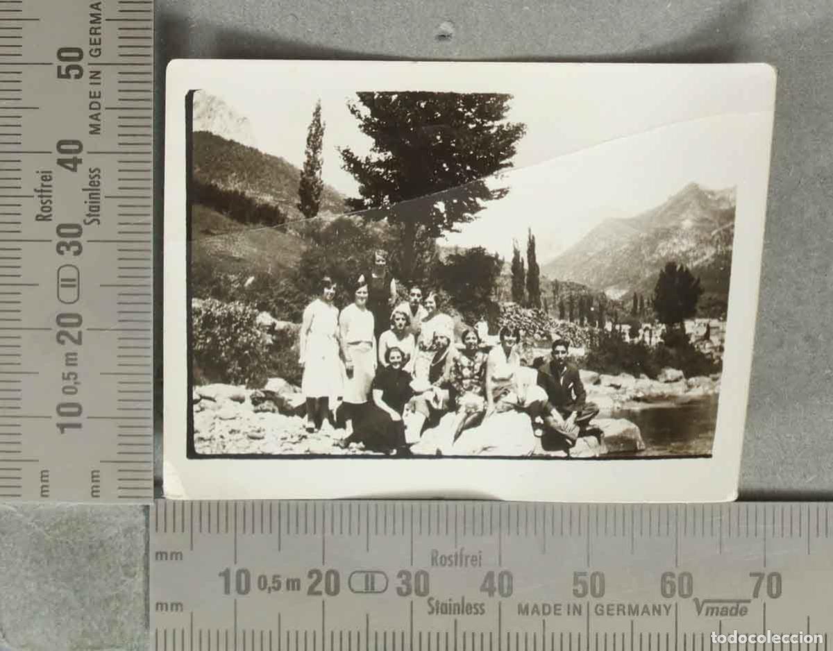Fotograf&iacute;a antigua: FOTOGRAFIA. Grupo de personas en el campo con monta&ntilde;as al fondo HACIA 1920