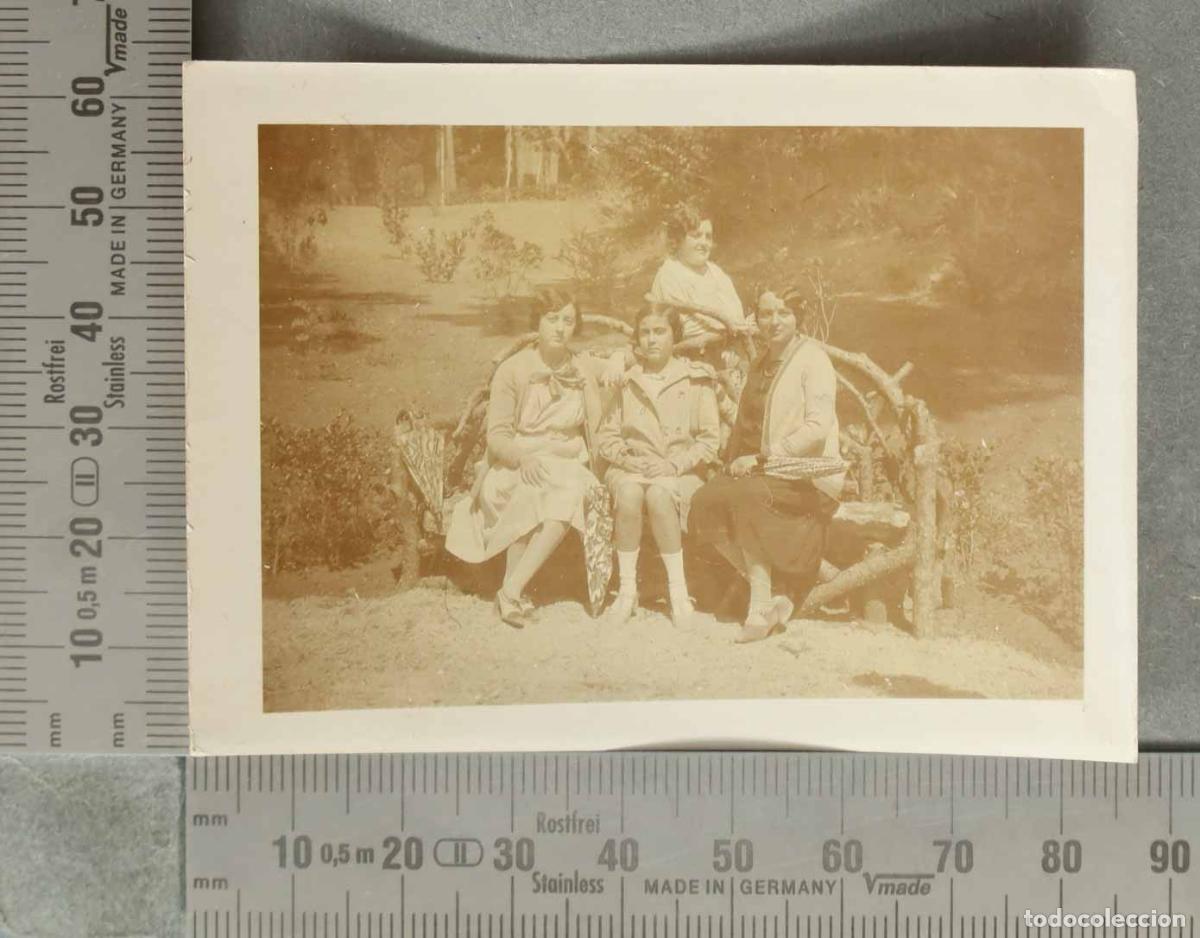 Fotograf&iacute;a antigua: FOTOGRAFIA. Mujeres sentadas en banco r&uacute;stico al aire libre HACIA 1920
