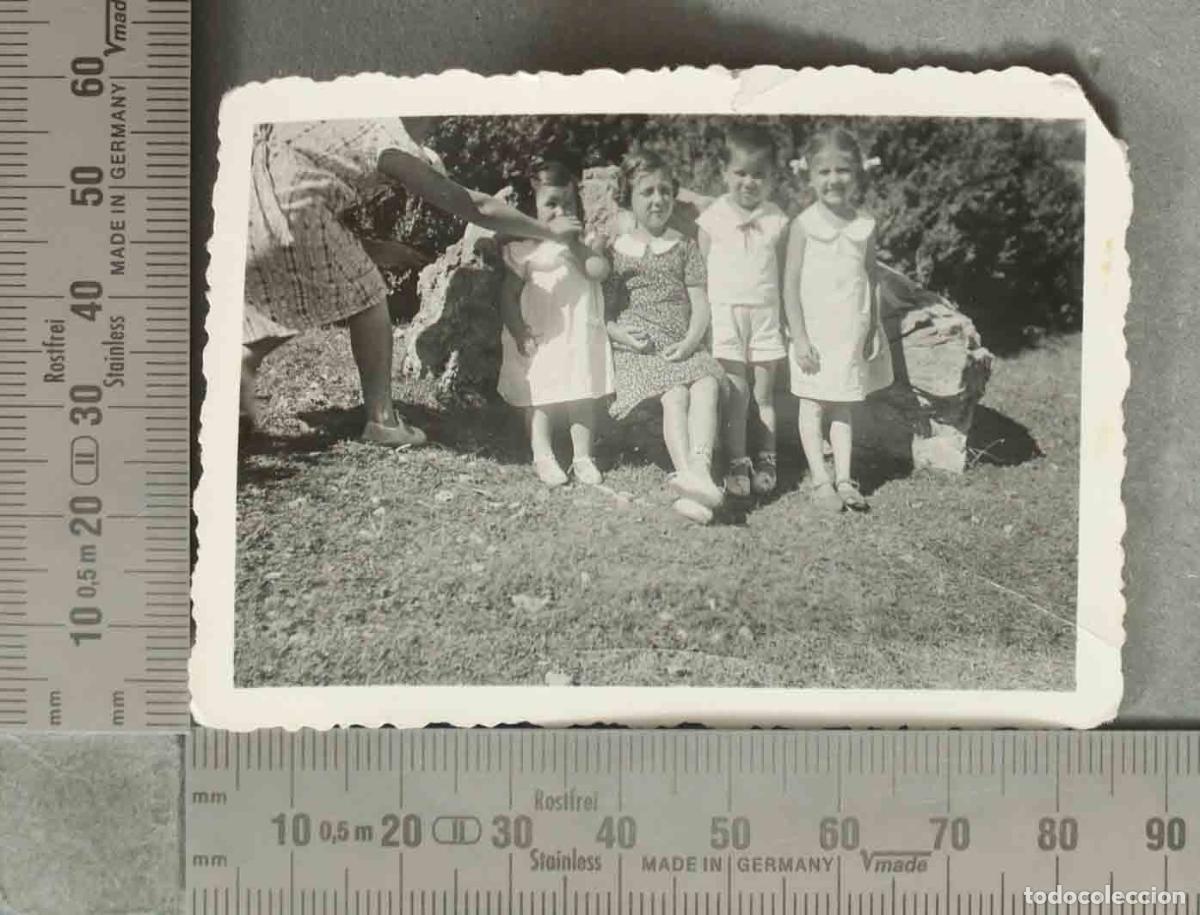 Fotograf&iacute;a antigua: FOTOGRAFIA. Ni&ntilde;os sentados en banco de piedra - HACIA 1960