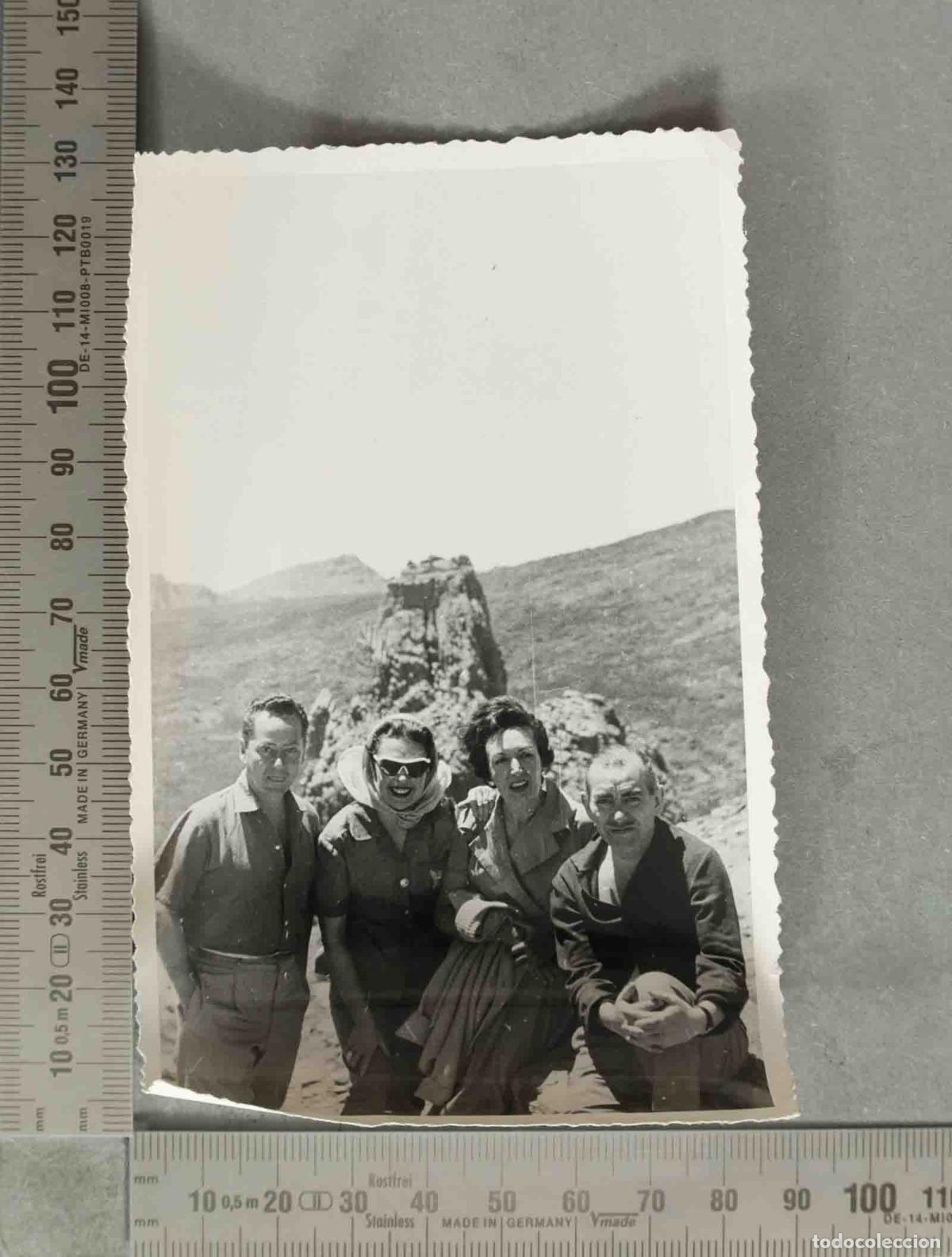 Fotograf&iacute;a antigua: FOTOGRAFIA. GRUPO EN PAISAJE ARIDO HACIA 1950