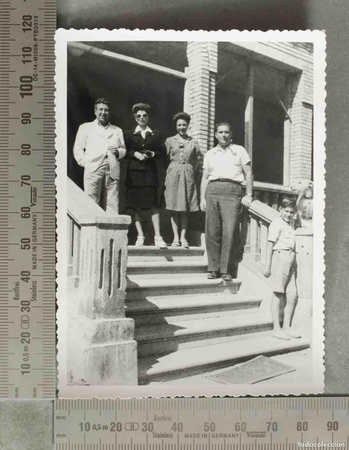 Fotograf&iacute;a antigua: FOTOGRAFIA. CHALET GRUPO EN ESCALERA. HACIA 1950