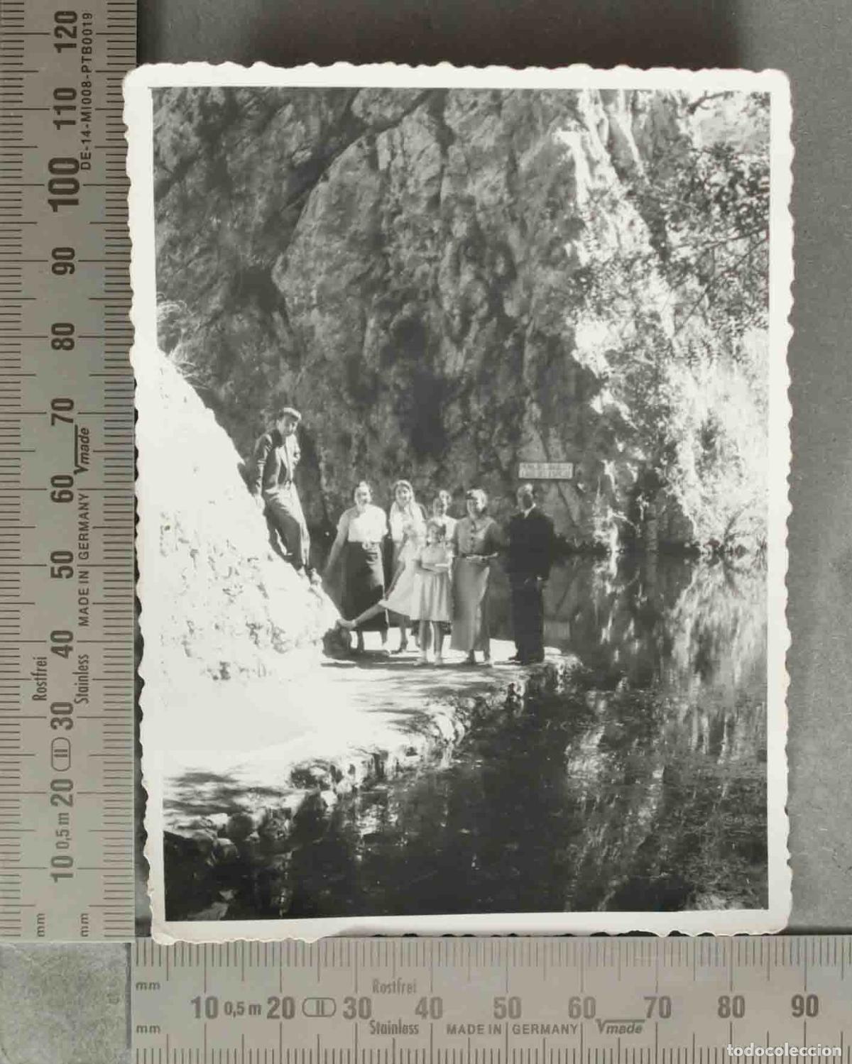 Fotograf&iacute;a antigua: FOTOGRAFIA. Grupo de personas junto a un lago en un desfiladero HACIA 1940
