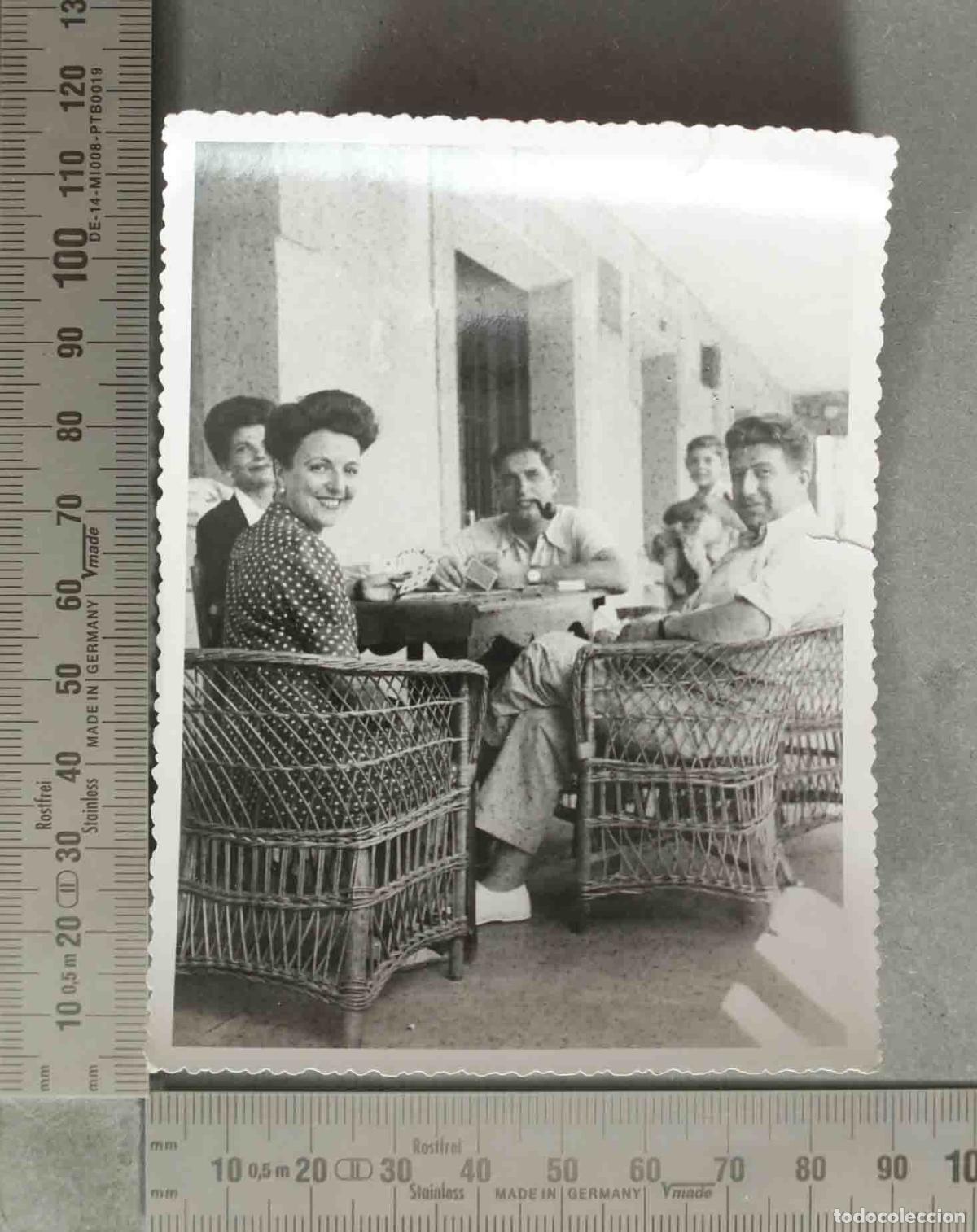 Fotograf&iacute;a antigua: FOTOGRAFIA. Gente jugando a las cartas en una terraza HACIA 1950