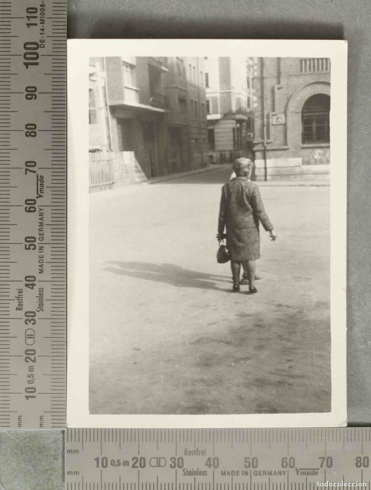 Fotograf&iacute;a antigua: FOTOGRAFIA. Mujer caminando de espaldas por la calle HACIA 1950
