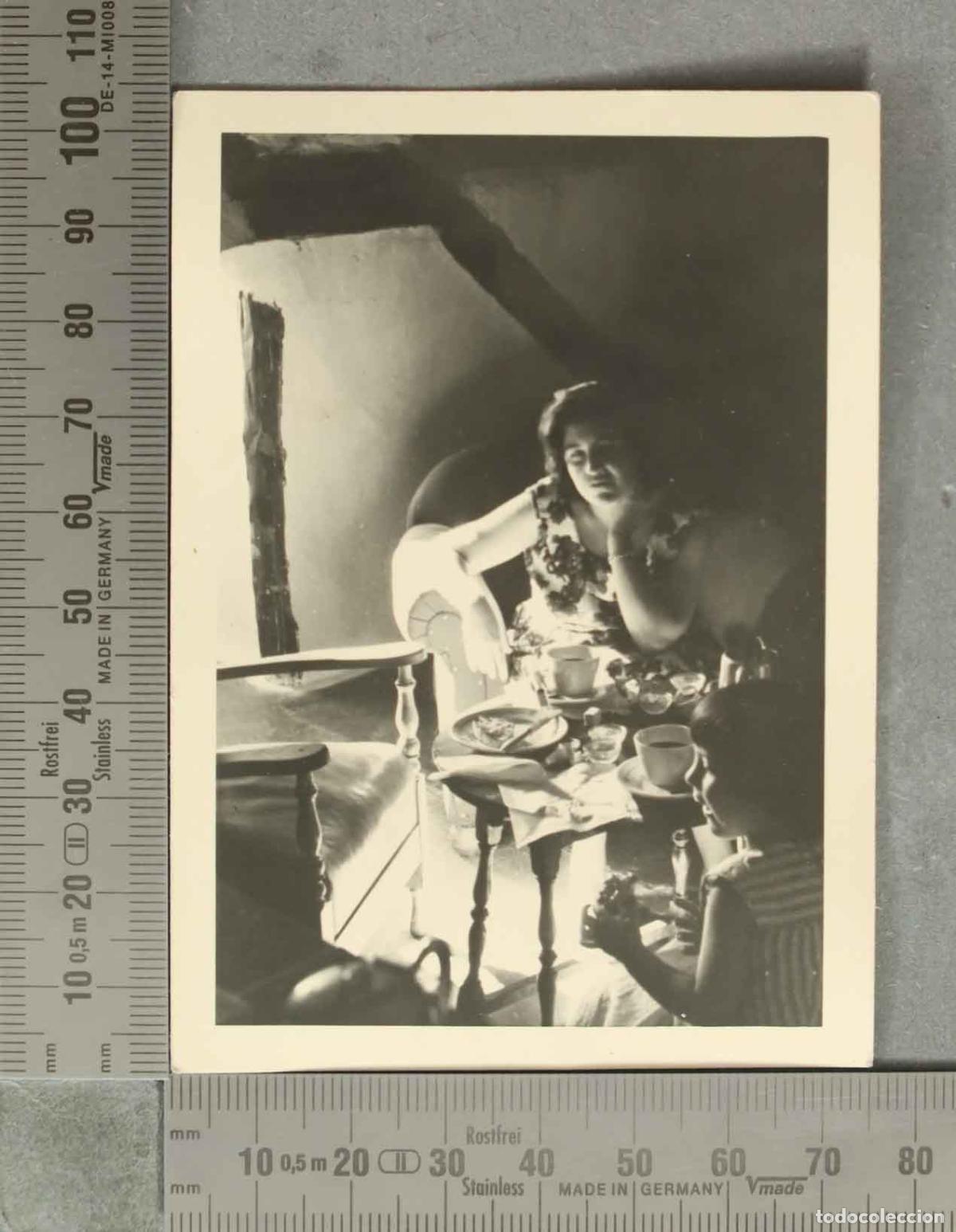 Fotograf&iacute;a antigua: FOTOGRAFIA. Mujer y ni&ntilde;a en sal&oacute;n r&uacute;stico con mesa camilla HACIA 1950 CUENCA