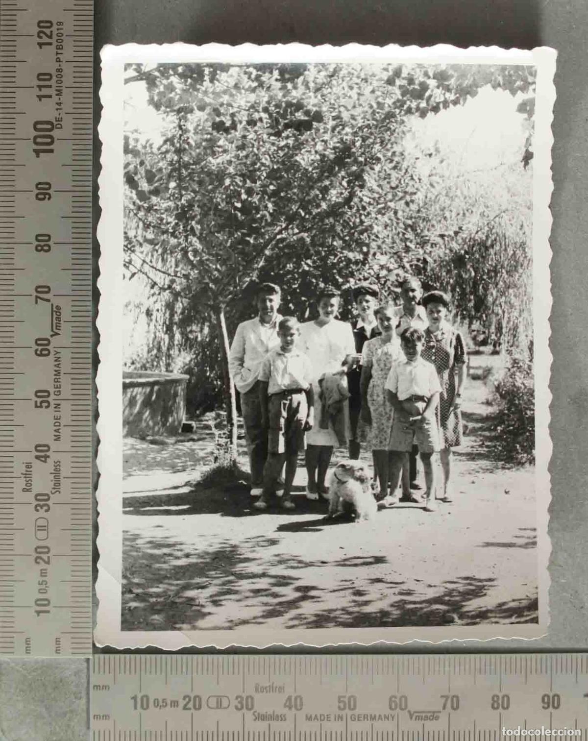 Fotograf&iacute;a antigua: FOTOGRAFIA. Familia numerosa con perro en jard&iacute;n HACIA 1950