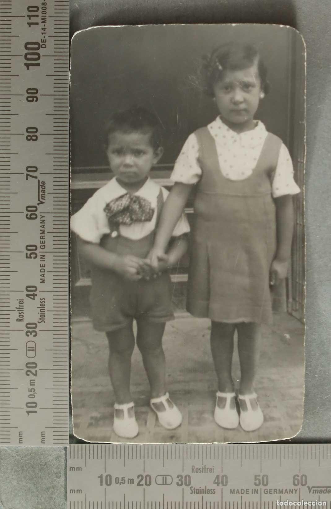 Fotograf&iacute;a antigua: FOTOGRAFIA. Dos ni&ntilde;os cogidos de la mano HACIA 1940