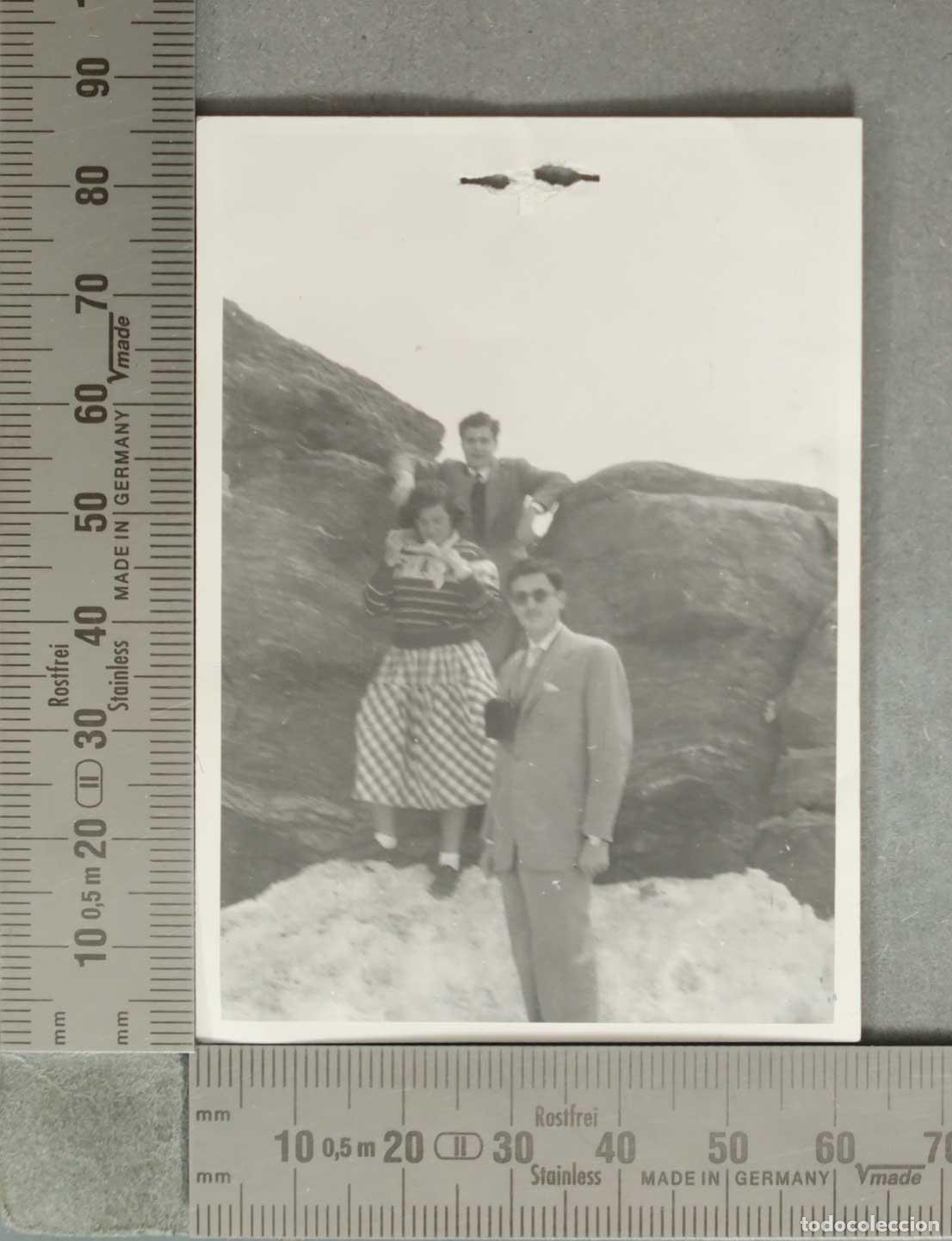 Fotograf&iacute;a antigua: FOTOGRAFIA. ESCURSIONISTAS PAISAJE ROCOSO Y NIEVE HACIA 1950
