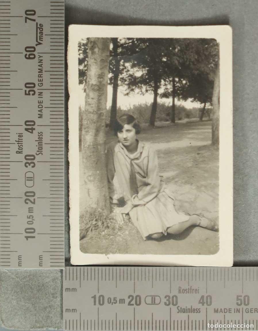 Fotografia antica: FOTOGRAFIA. Mujer sentada junto a un &aacute;rbol HACIA 1920