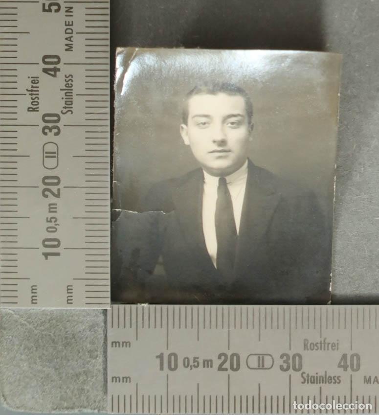 Fotografia antica: FOTOGRAFIA. Retrato carnet de caballero con traje y corbata HACIA 1920
