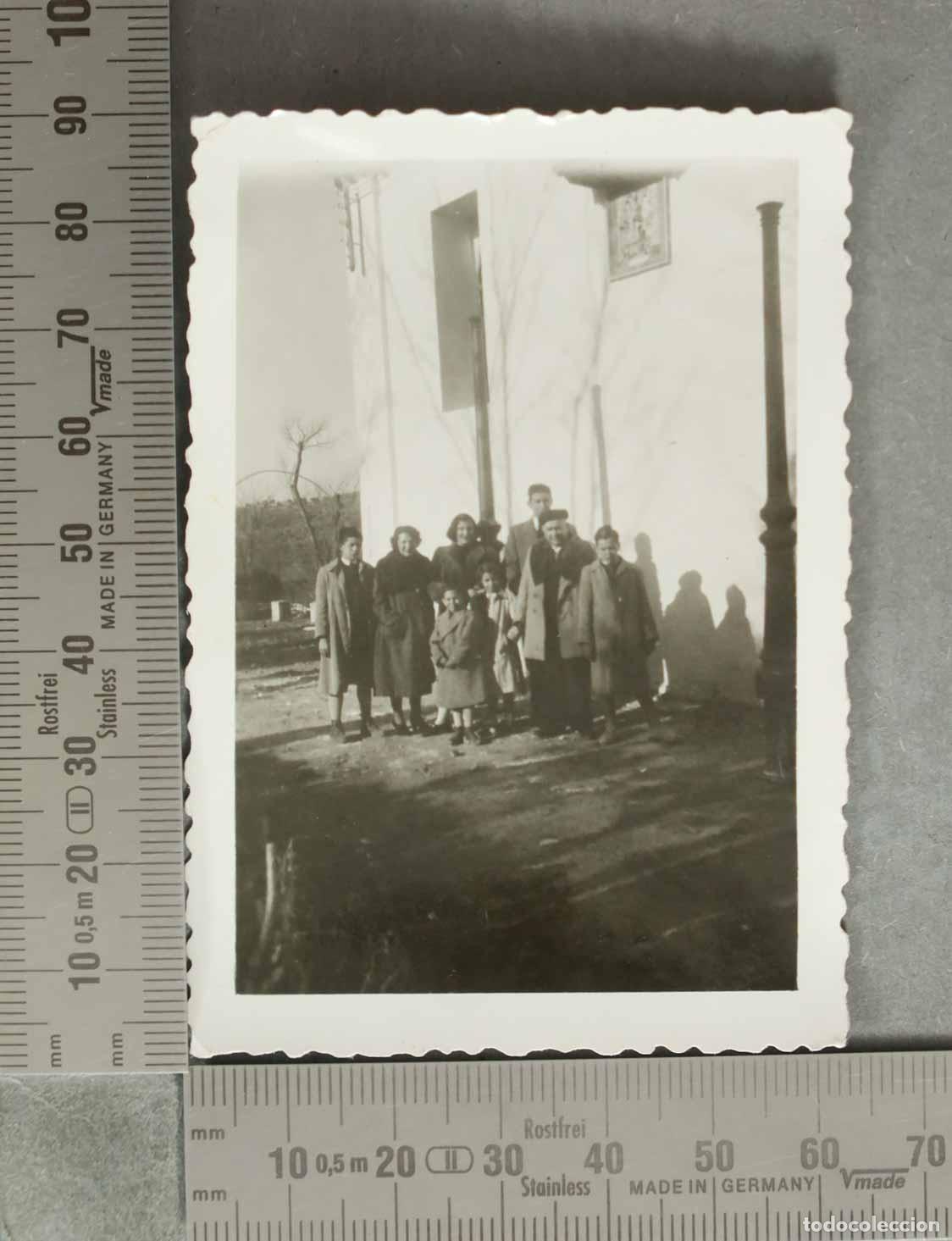 Fotografia antica: FOTOGRAFIA. GRUPO FAMILIAR EN LA CALLE. HACIA 1940