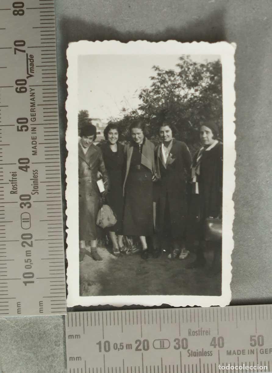 Fotograf&iacute;a antigua: FOTOGRAFIA. Cinco mujeres EN EL EXTERIOR. HACIA 1920
