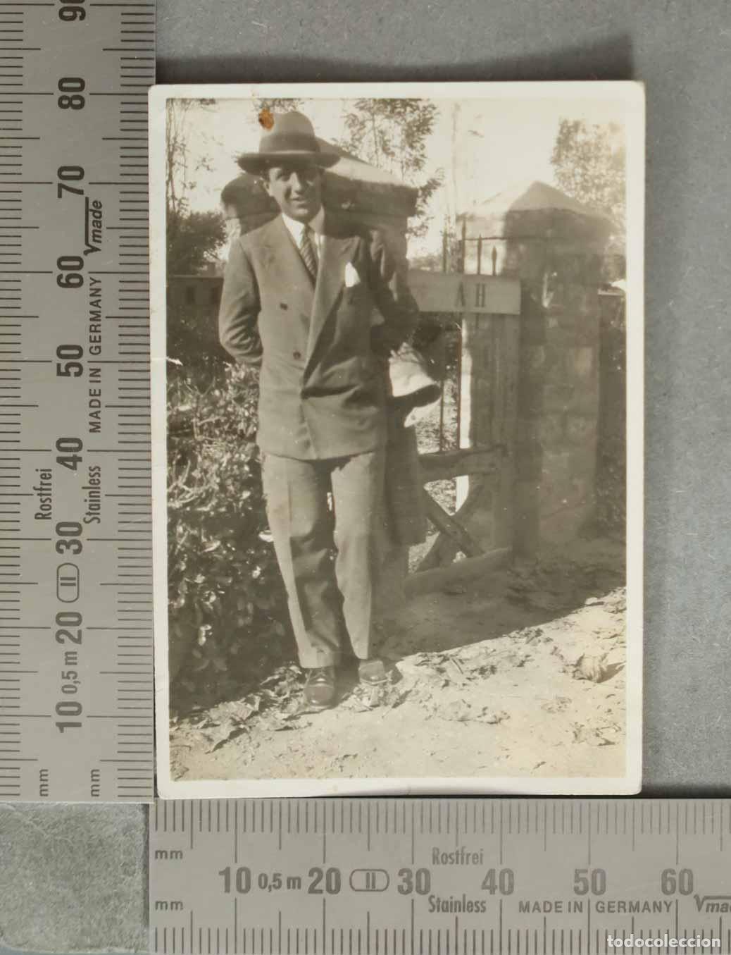 Fotograf&iacute;a antigua: FOTOGRAFIA. Hombre ENTRADA DE CHALET. HACIA 1920