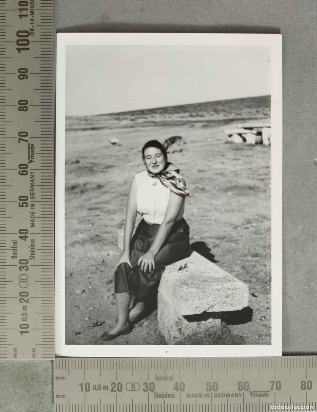 Fotograf&iacute;a antigua: FOTOGRAFIA. Mujer EN PUERTO DE LA MORCUERA 1955