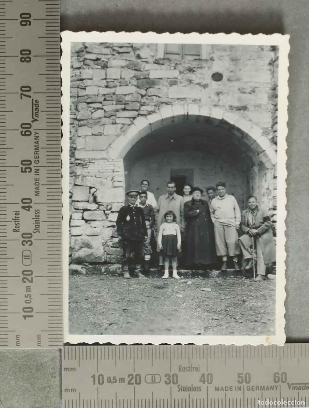 Fotograf&iacute;a antigua: FOTOGRAFIA. Grupo de personas CON GUARDA Y SACERDOTE. EN ERMITA DE MONCAYO? SANTUARIO. 1944