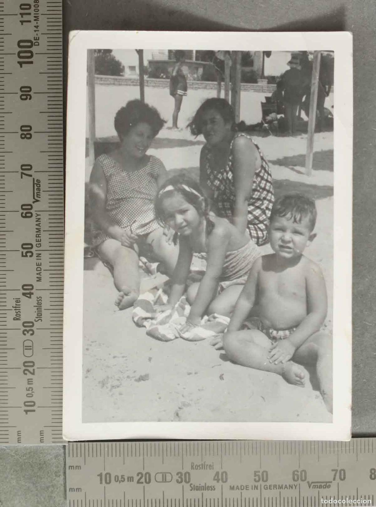 Fotograf&iacute;a antigua: FOTOGRAFIA. Grupo familiar en la playa NI&Ntilde;OS HACIA 1950