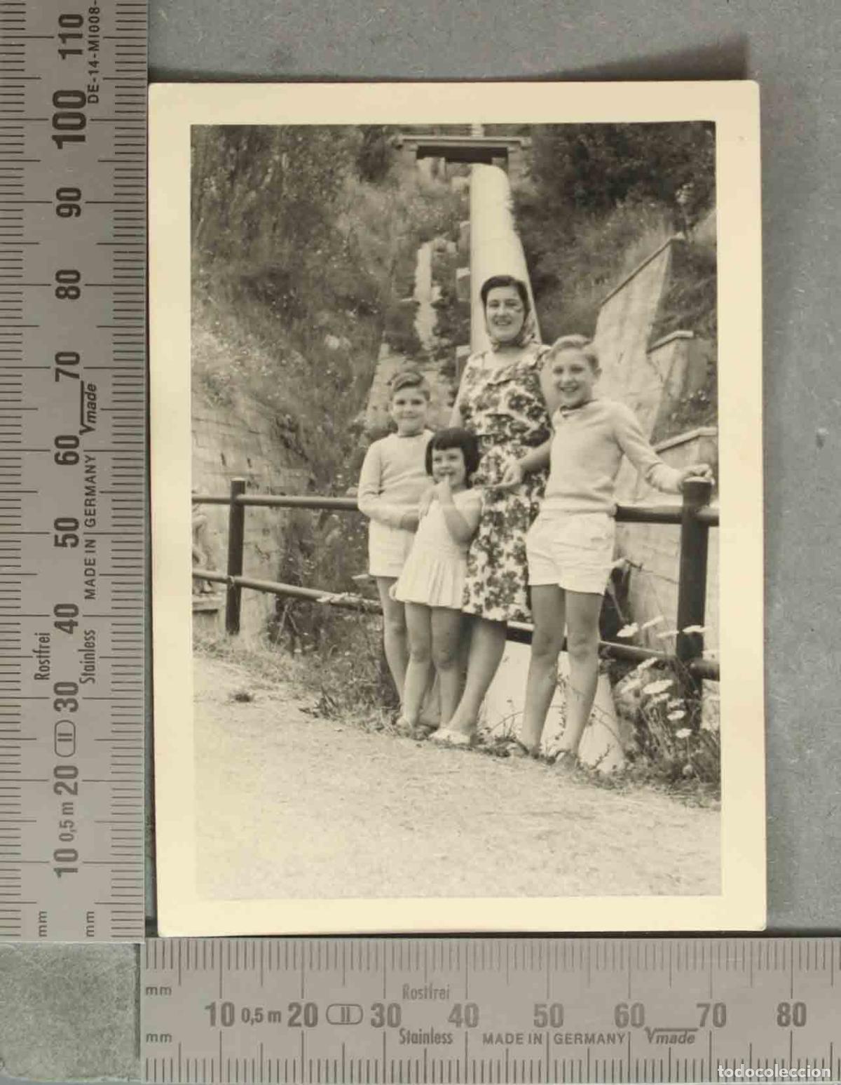 Fotograf&iacute;a antigua: FOTOGRAFIA. Familia posando ante un canal de agua de una central hidroel&eacute;ctrica HACIA 1960