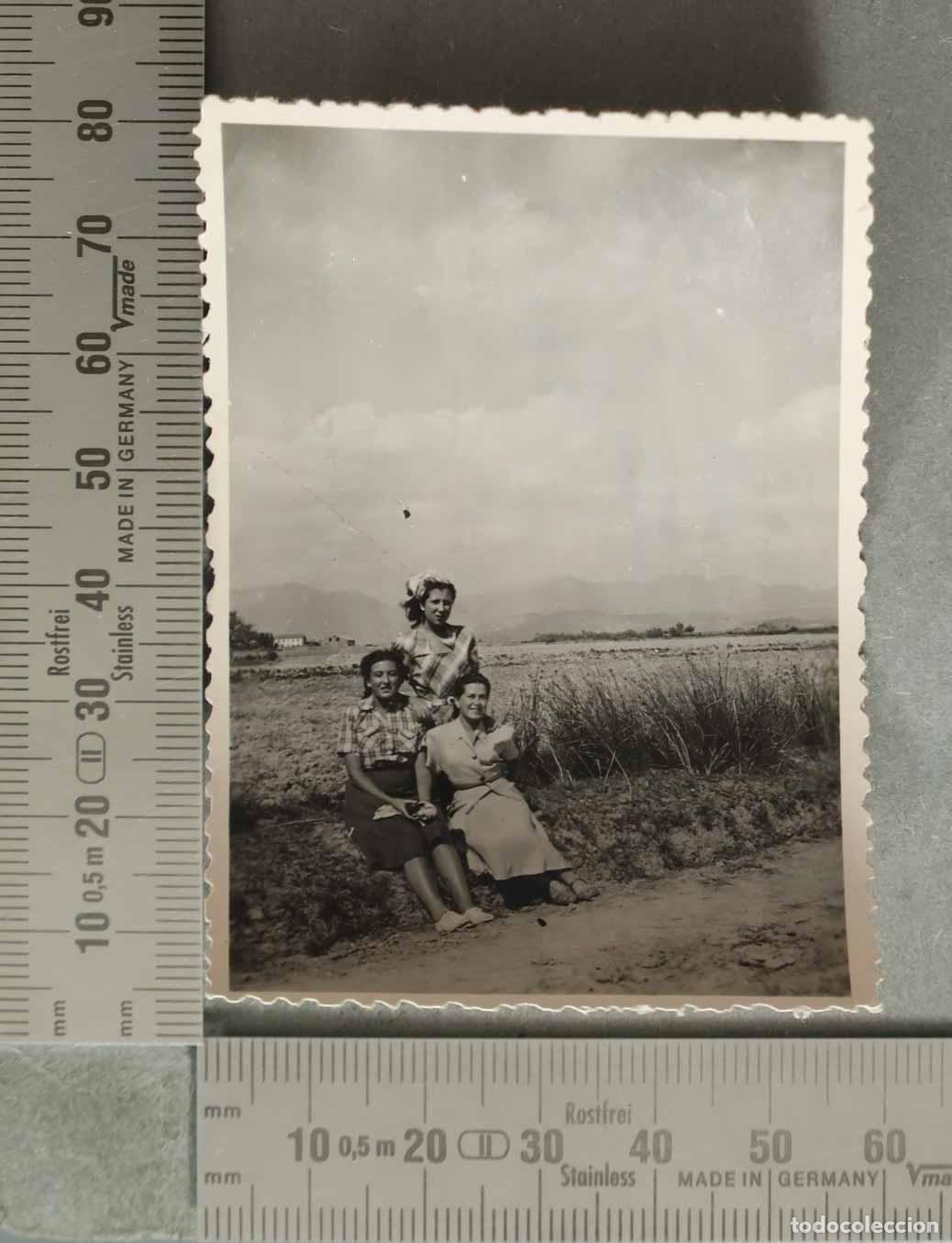 Fotograf&iacute;a antigua: FOTOGRAFIA. Tres mujeres sentadas en un campo HACIA 1940