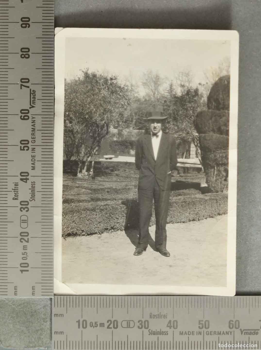 Fotograf&iacute;a antigua: FOTOGRAFIA. HOMBRE EN JARDIN PARQUE HACIA 1920