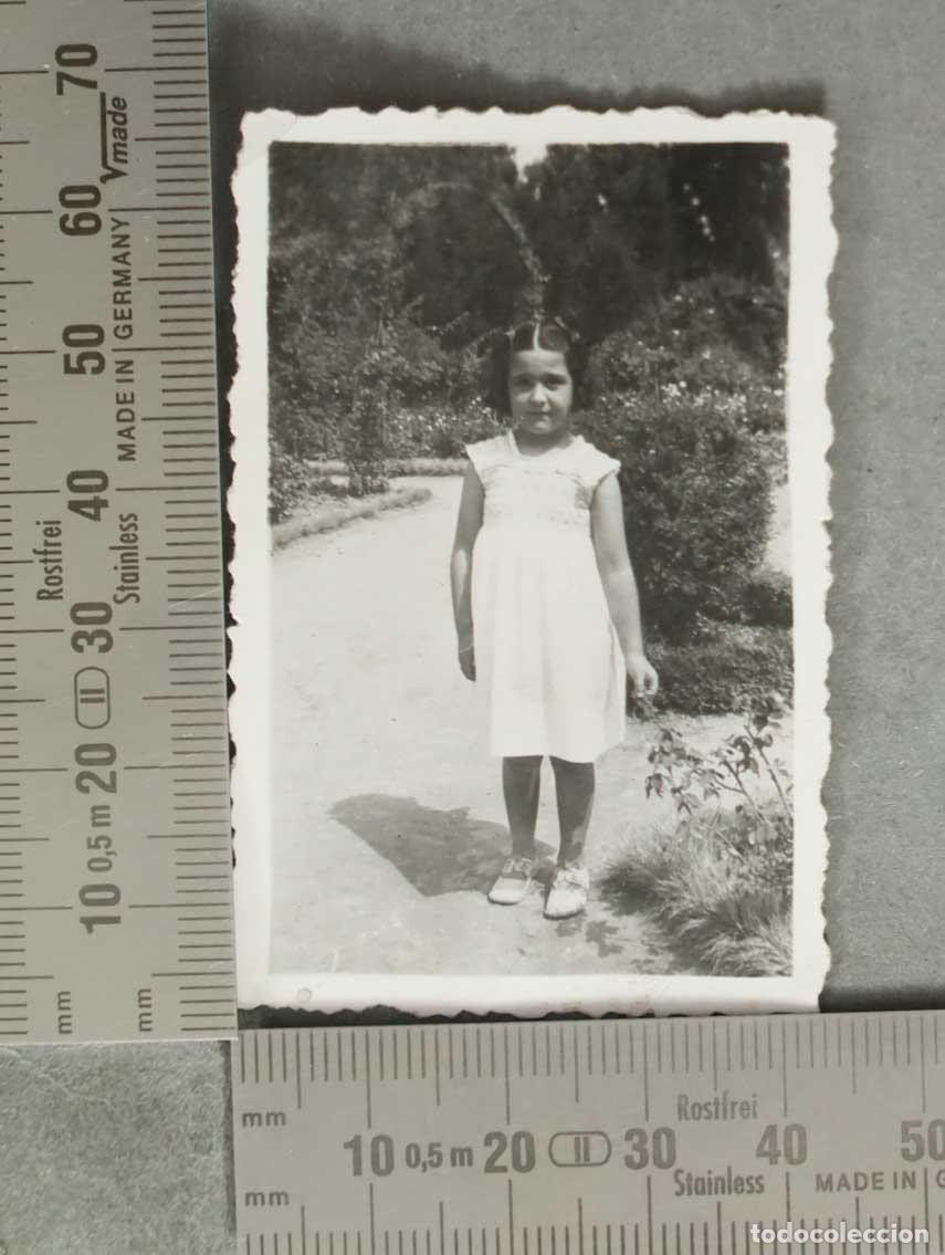 Fotograf&iacute;a antigua: FOTOGRAFIA. Ni&ntilde;a con vestido blanco HACIA 1950