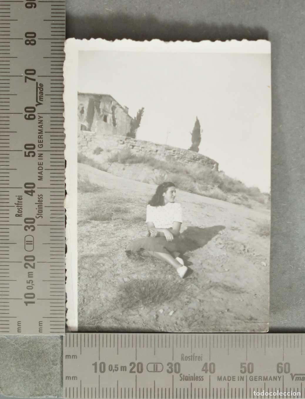 Fotograf&iacute;a antigua: FOTOGRAFIA. Joven sentada en el campo con ruinas al fondo. HUESCA. 1947