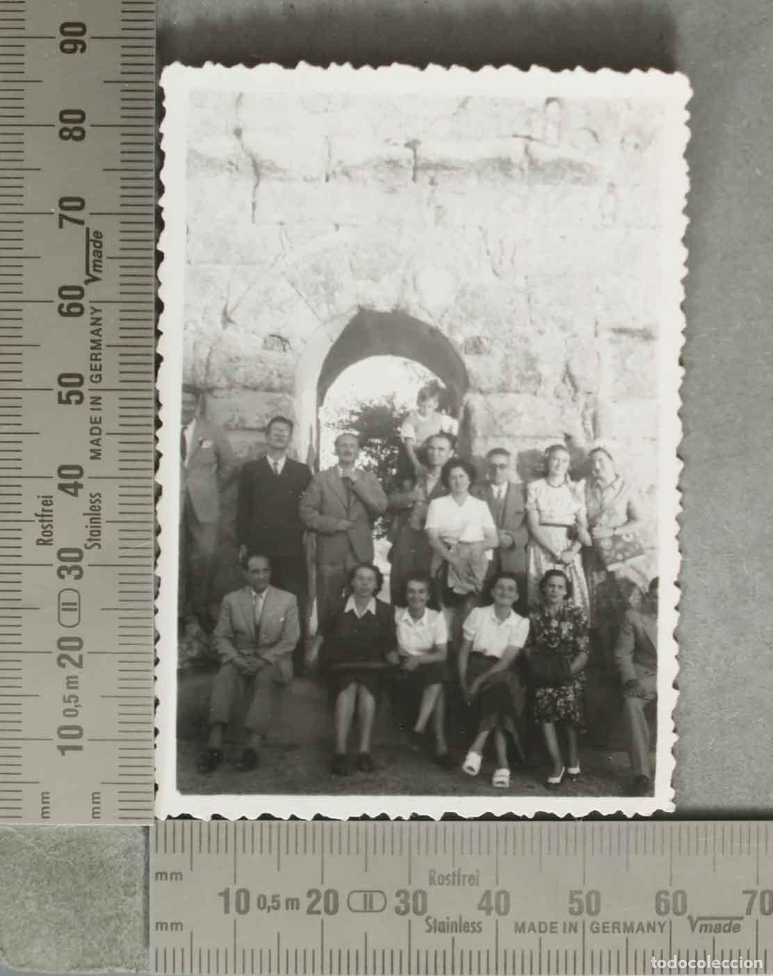 Fotograf&iacute;a antigua: FOTOGRAFIA. Grupo de personas EN MEDINACELI . 1948