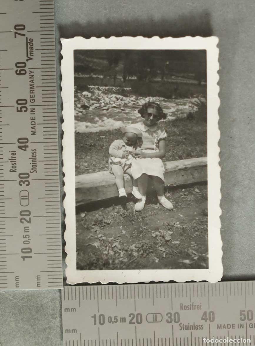 Fotograf&iacute;a antigua: FOTOGRAFIA. Mujer con ni&ntilde;o en el campo HACIA 1950
