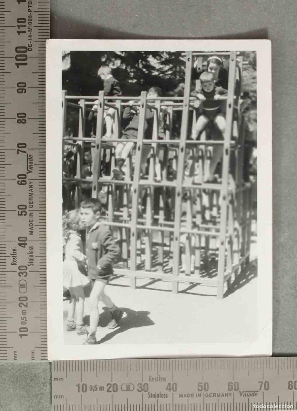 Fotograf&iacute;a antigua: FOTOGRAFIA. Ni&ntilde;os jugando en estructura para trepar PARQUE HACIA 1950