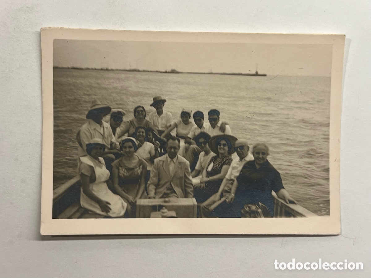 Fotograf&iacute;a antigua: EL GRAO (Valencia) Fotograf&iacute;a Paseo en barca.. (h.1960?) Med&iacute;das: 7 x 10,5 cm.