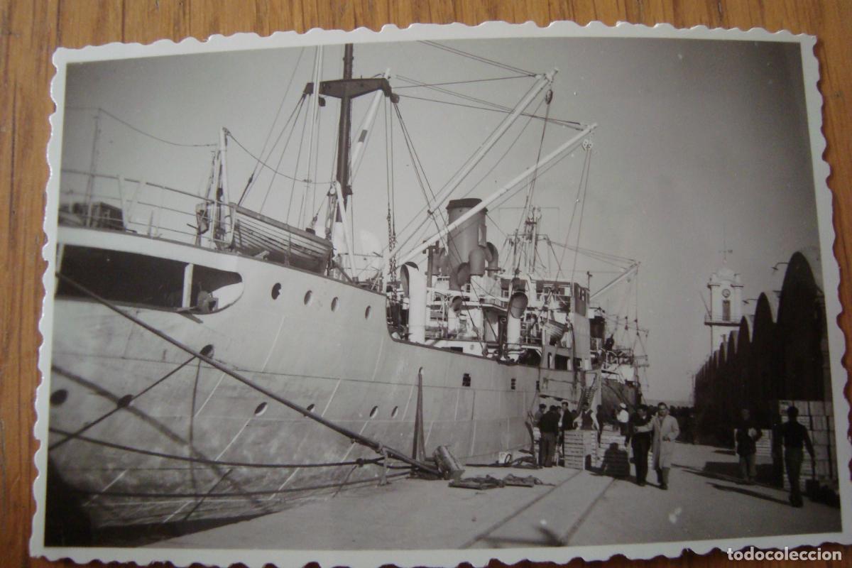 Fotograf&iacute;a antigua: ANTIGUA FOTOGRAFIA BARCO FRENTE A TINGLADOS PUERTO DE GANDIA 1952.
