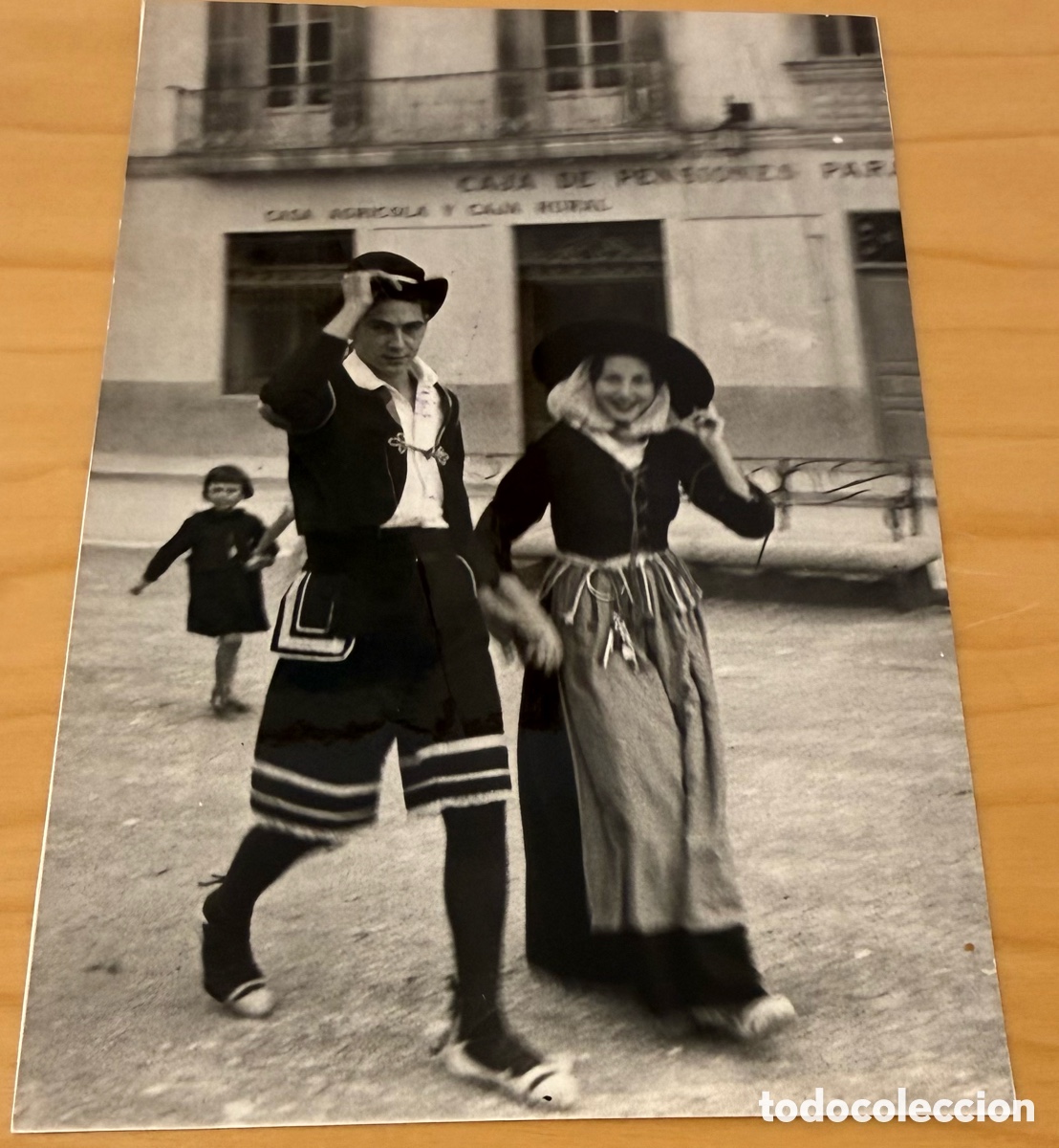 Photographie ancienne: Fotograf&iacute;a del festival folcl&oacute;rico de Ibiza. Pareja luce traje tradicional de Formentera A&ntilde;o 1947