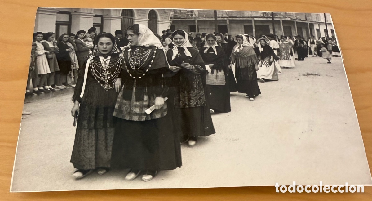 Photographie ancienne: Fotograf&iacute;a del festival folcl&oacute;rico de oct. de 1947. Fot de prensa. Trajes t&iacute;picos de mujeres Ibi