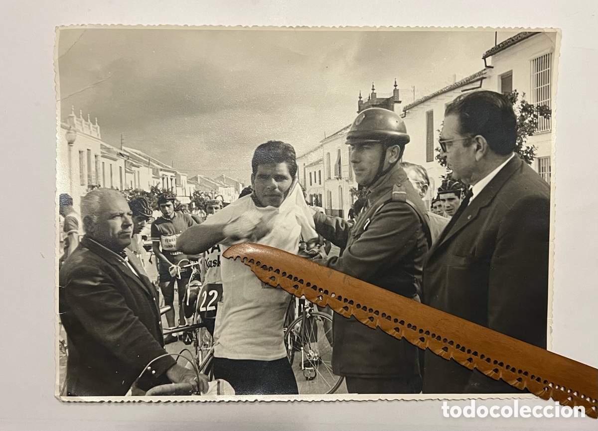 Fotograf&iacute;a antigua: Vuelta Andaluc&iacute;a. Ruta del Sol ? Final de etapa. Ciclistas, polic&iacute;as, autoridades (h.1960?)