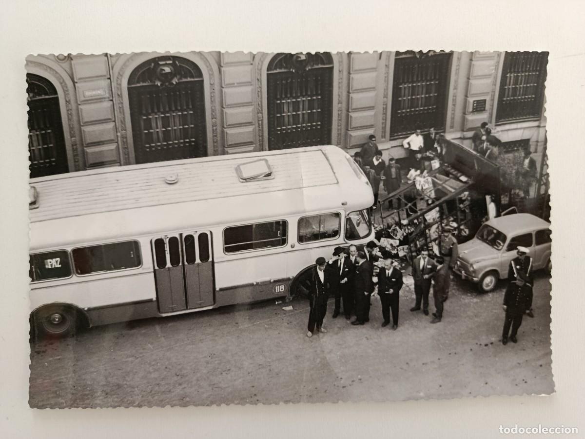Fotograf&iacute;a antigua: FOTOGRAF&Iacute;A ROMERO GRANADA. AUTOB&Uacute;S SINIESTRADO CONTRA UN QUIOSCO. 18 X 12 CM