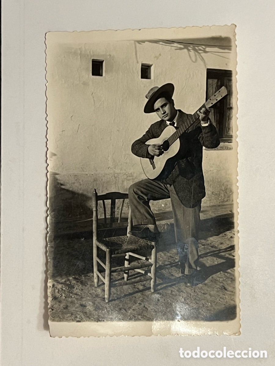 Photographie ancienne: GUITARRA Y POES&Iacute;A&hellip; Se&ntilde;or con mucho arte tocando la guitarra.. Fotograf&iacute;a antigua (h.1950?)