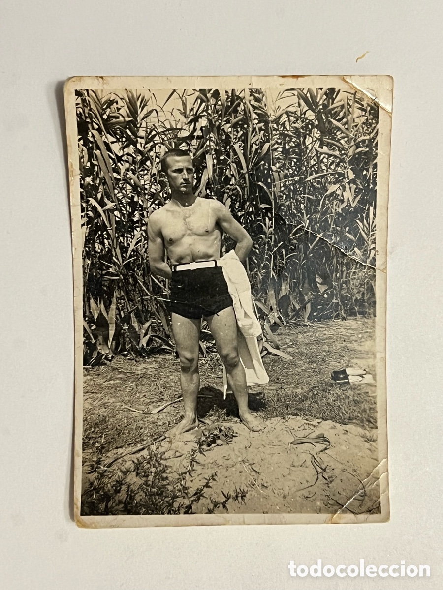 Fotograf&iacute;a antigua: GAYFRIENDLY &hellip; Aquellos hombres de calz&oacute;n alto y pelo en pecho&hellip; (h.1945?) Med&iacute;das: 6 x 8,5 cm
