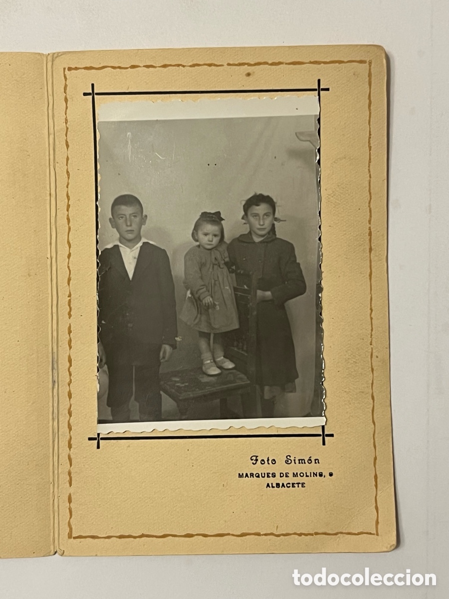 Fotograf&iacute;a antigua: ALBACETE. Fotograf&iacute;a de Postguerra Tres hermanos.. Foto Simon (h.1945?) Med&iacute;das: 13 x 9