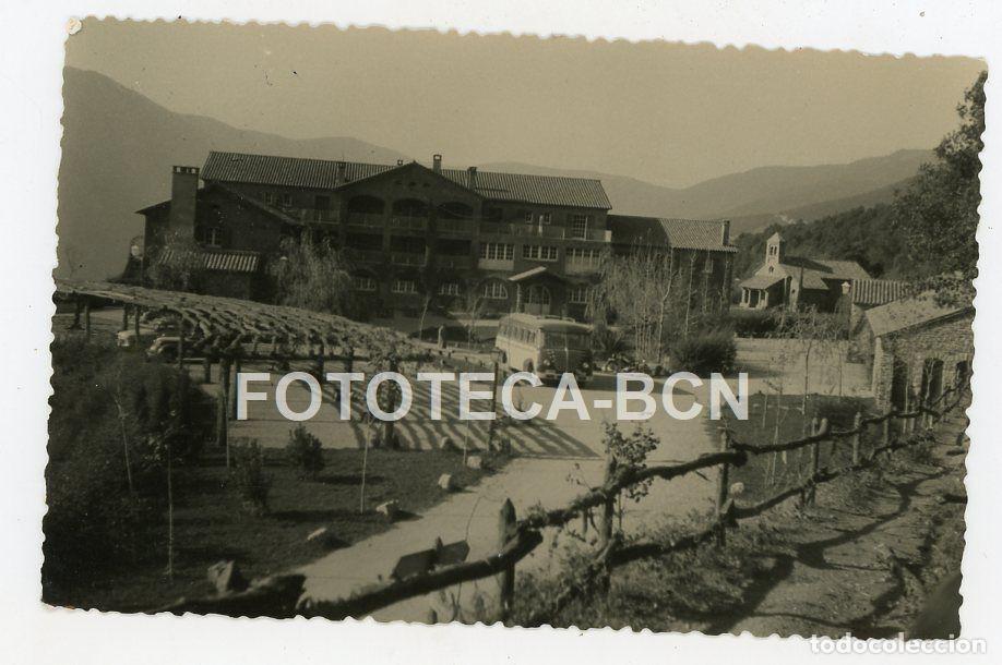 Fotograf&iacute;a antigua: FOTO ORIGINAL SANT BERNAT DEL MONTSENY AUTOCAR A&Ntilde;O 1955