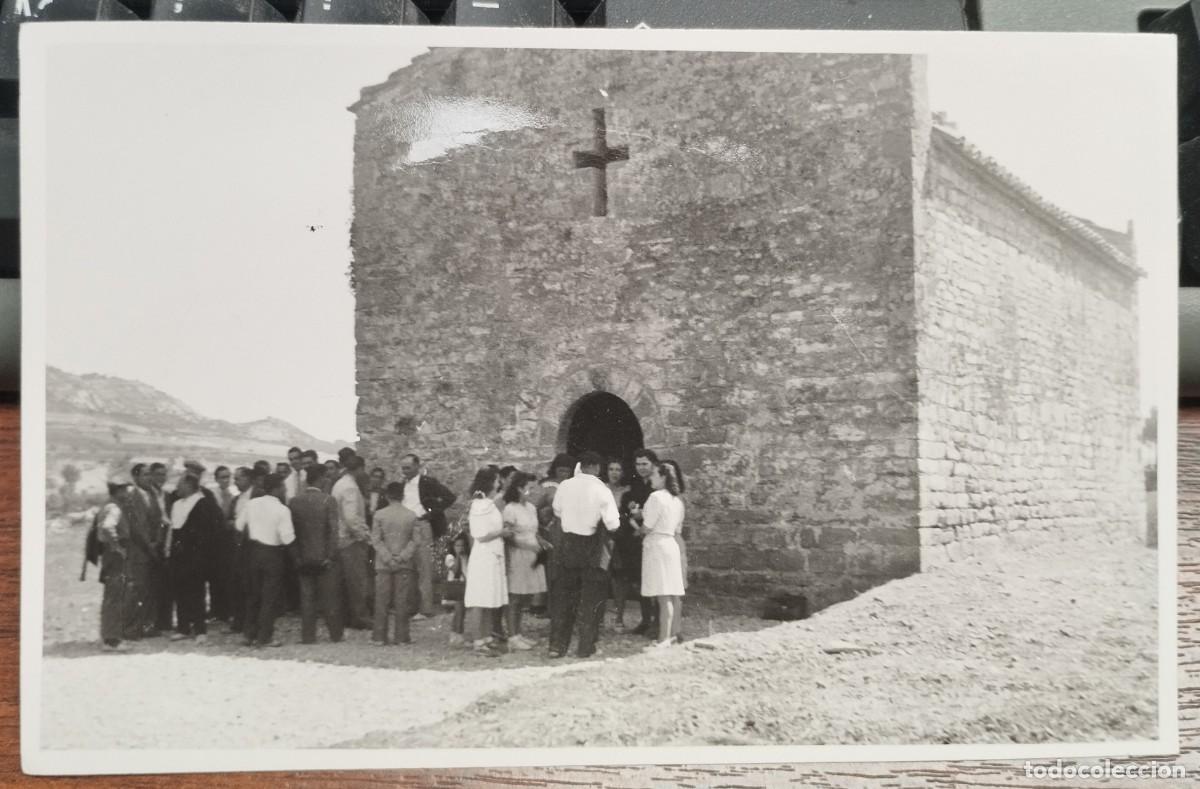 Fotograf&iacute;a antigua: FOTO POSTAL GRUPO EN SANT CRISTOFOL DE CASTELLBELL (BARCELONA) DIADA SANT JAUME 1945 CAPILLA